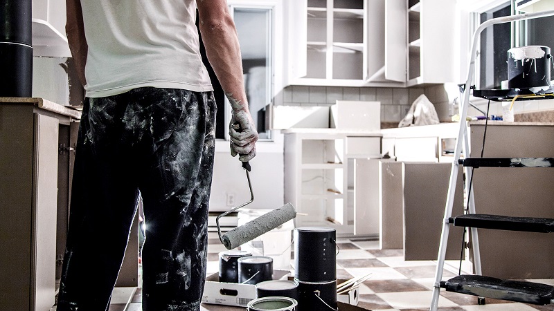 homem a fazer obras em casa